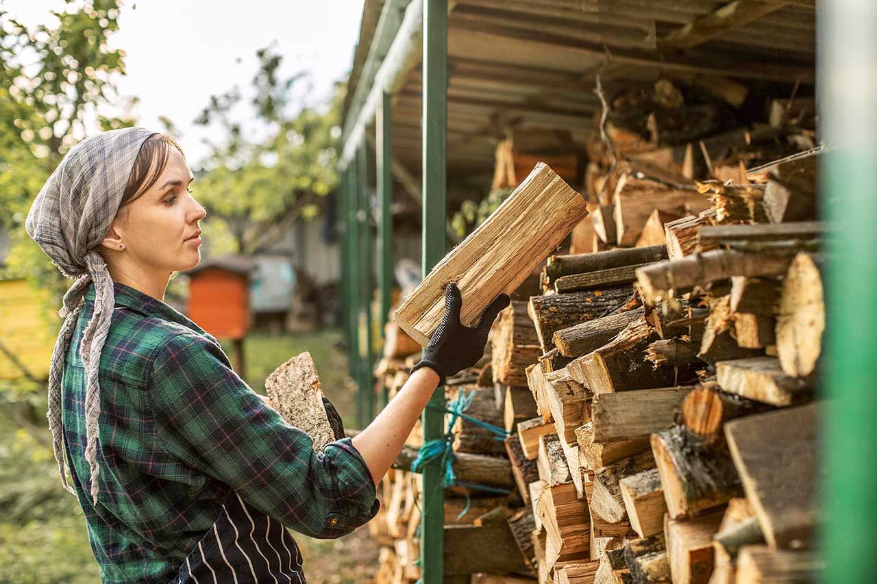 Rangement, stockage et séchage de stères de bois de chauffage sous un abri