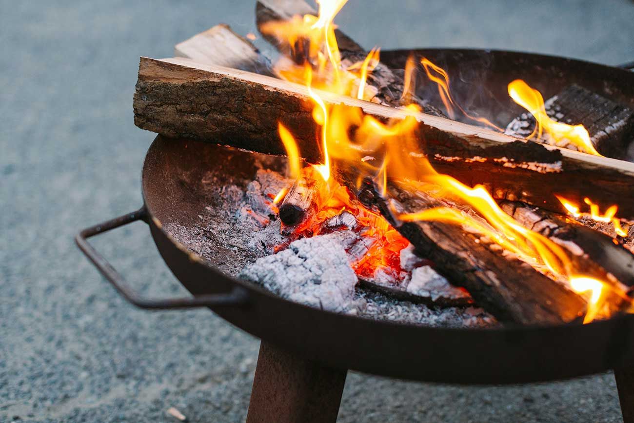 Un feu dans un brasero avant de lancer une cuisson