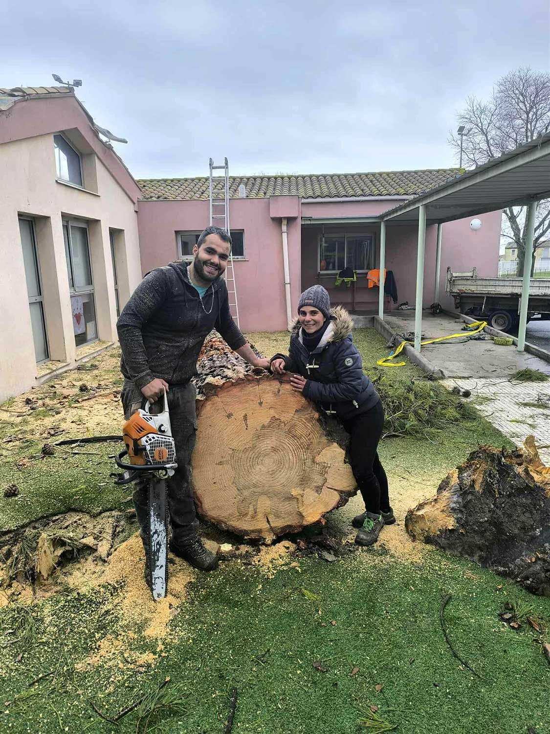 Préparation de grumes après exploitation forestière