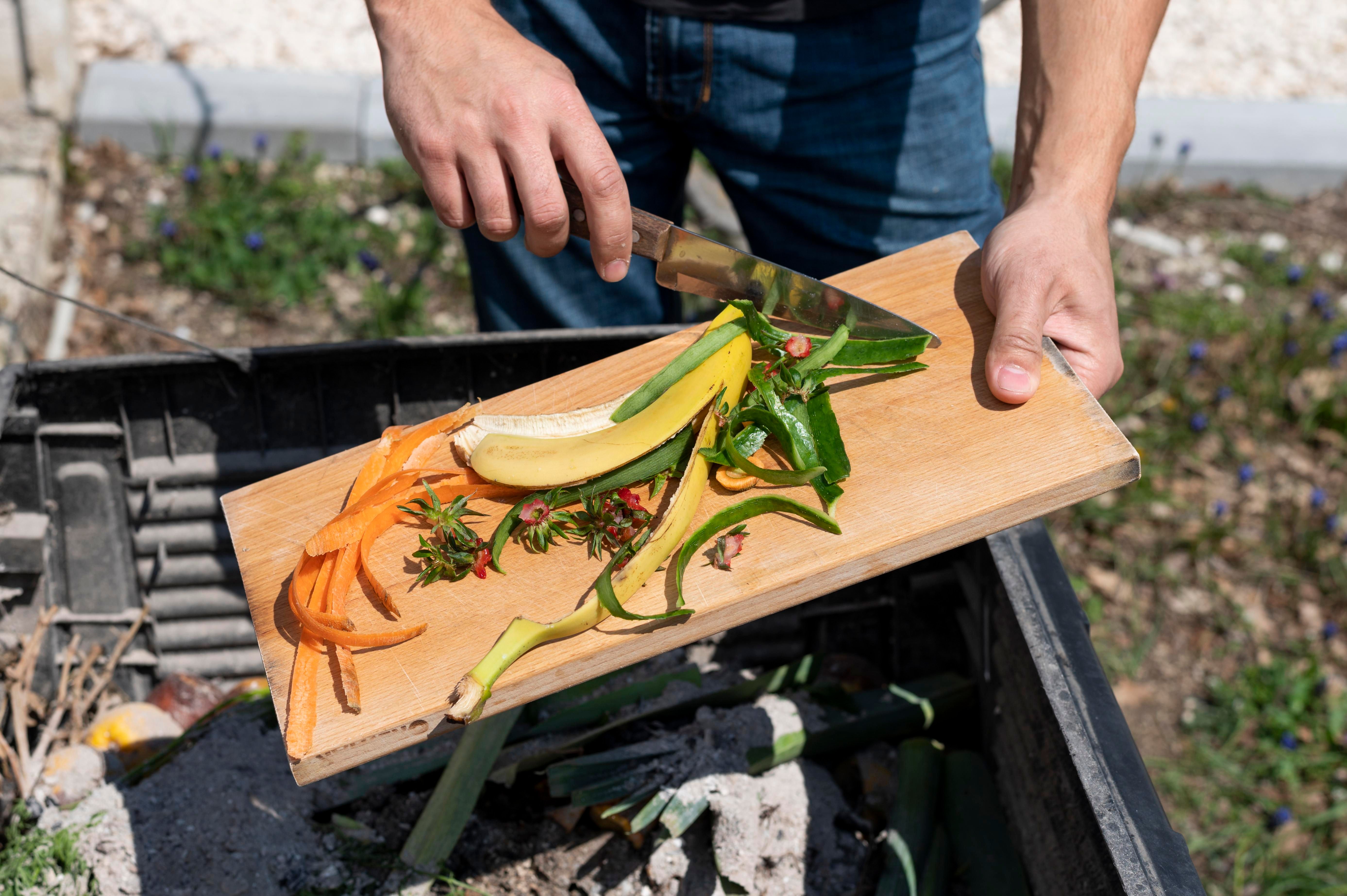 Préparation d'un compost à l'aide de cendres et de restes de légumes