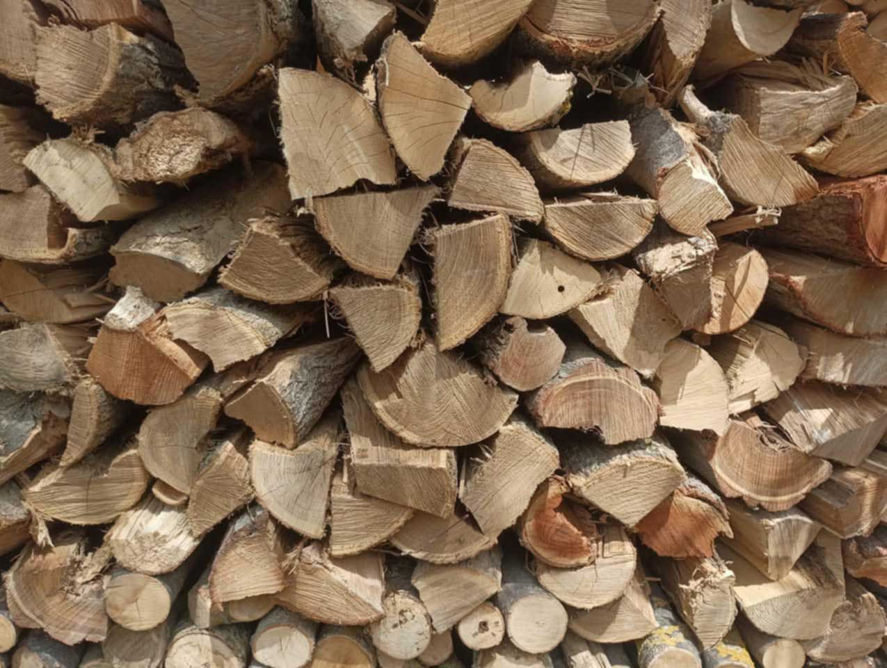 Un stock de bûches après livraison à Coursan chez un particulier