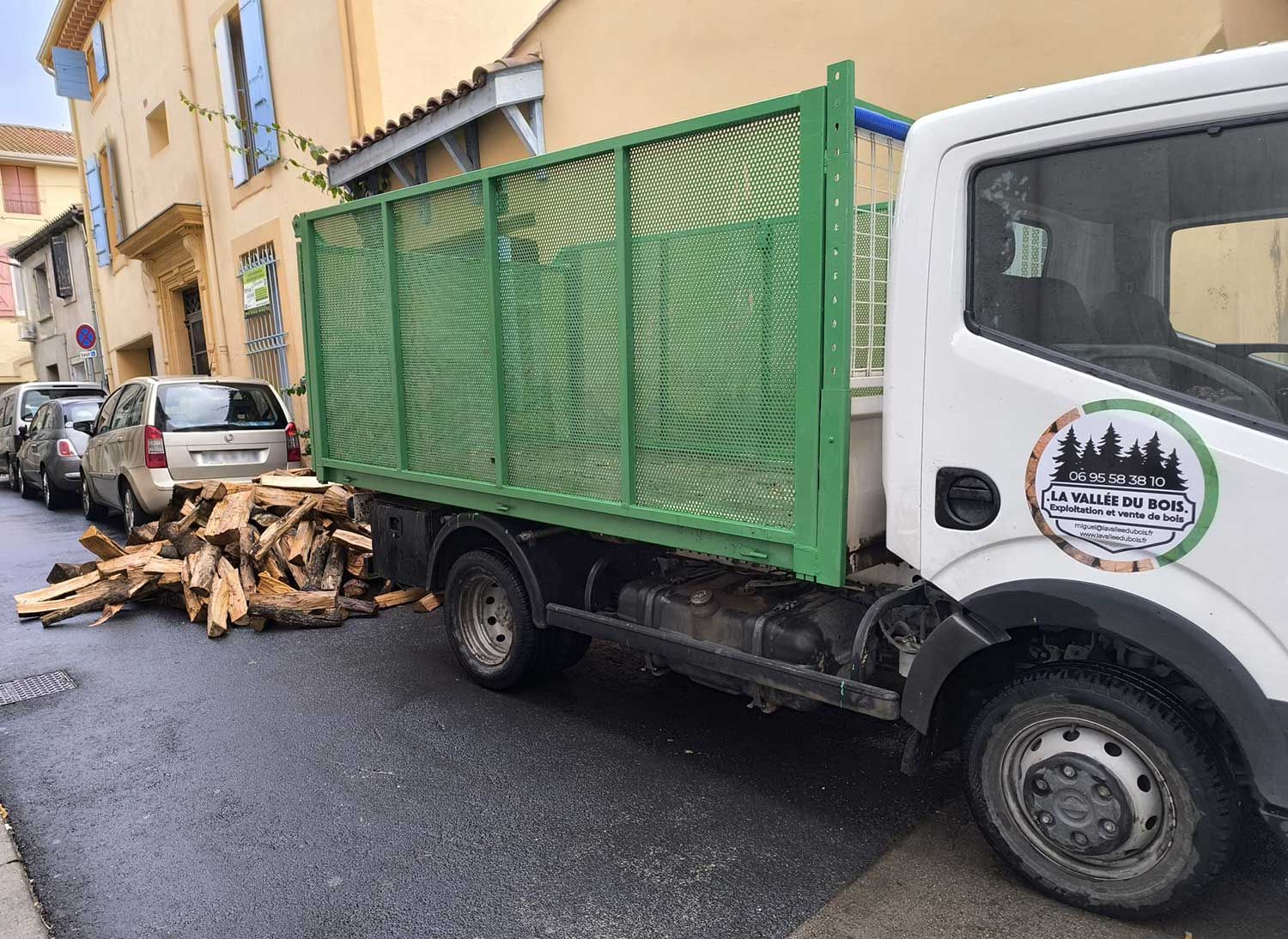 Camion de livraison de bois de chauffage à Coursan