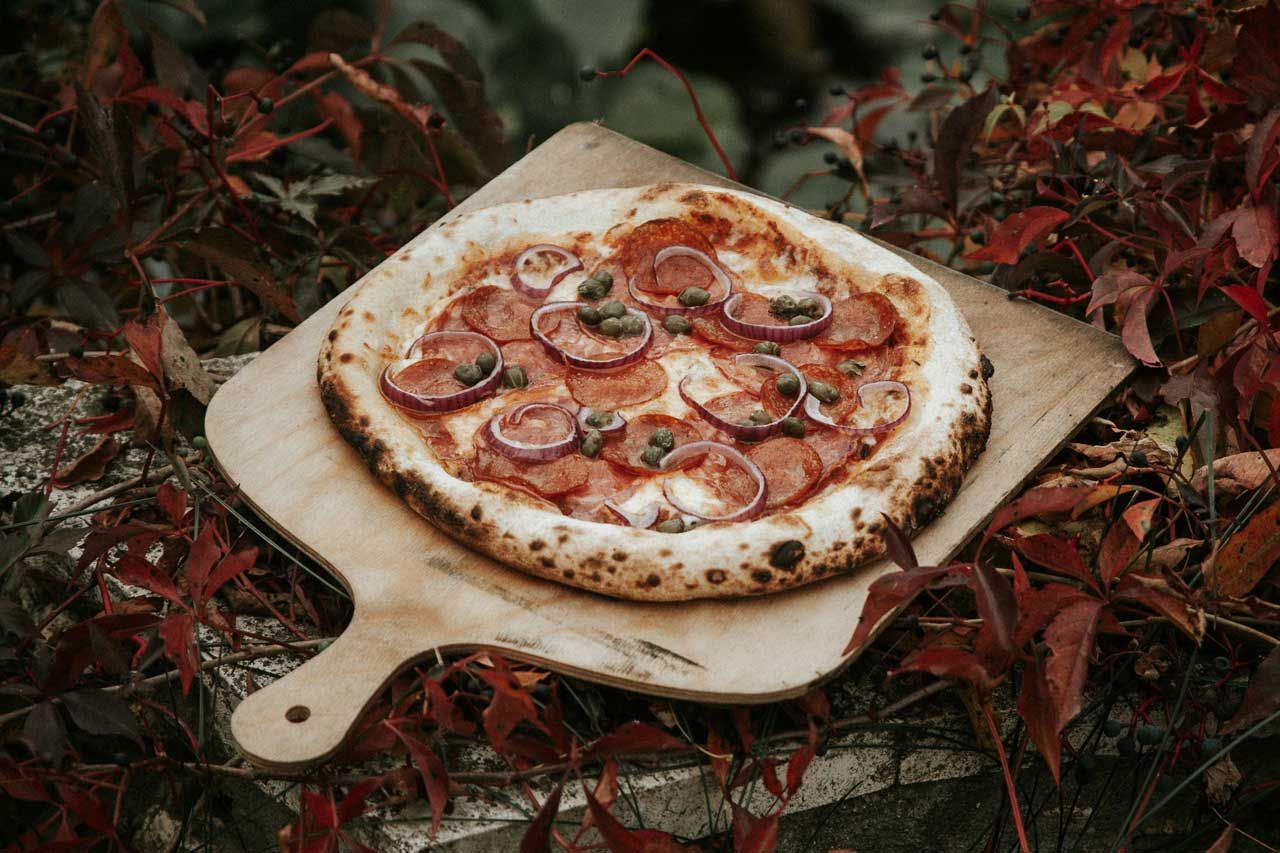 Une belle pizza qui sort du four à pizza