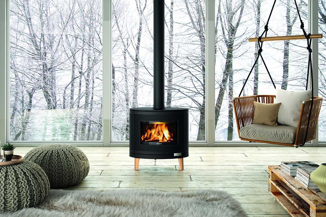 Un poêle à bois installé dans une pièce à vivree