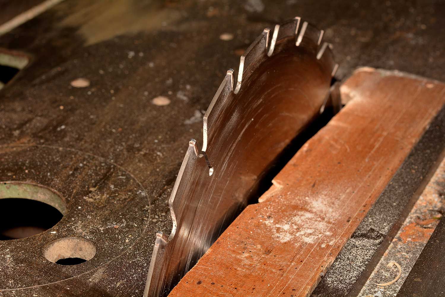 Zoom sur un plateau brut de bois